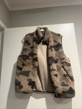 Aritzia TNA Cozy Sherpa Vest in Neutral Camouflage